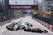Гоночные болиды Formula 1 ведут борьбу в узком секторе у стен старого города на этапе в Баку 2026